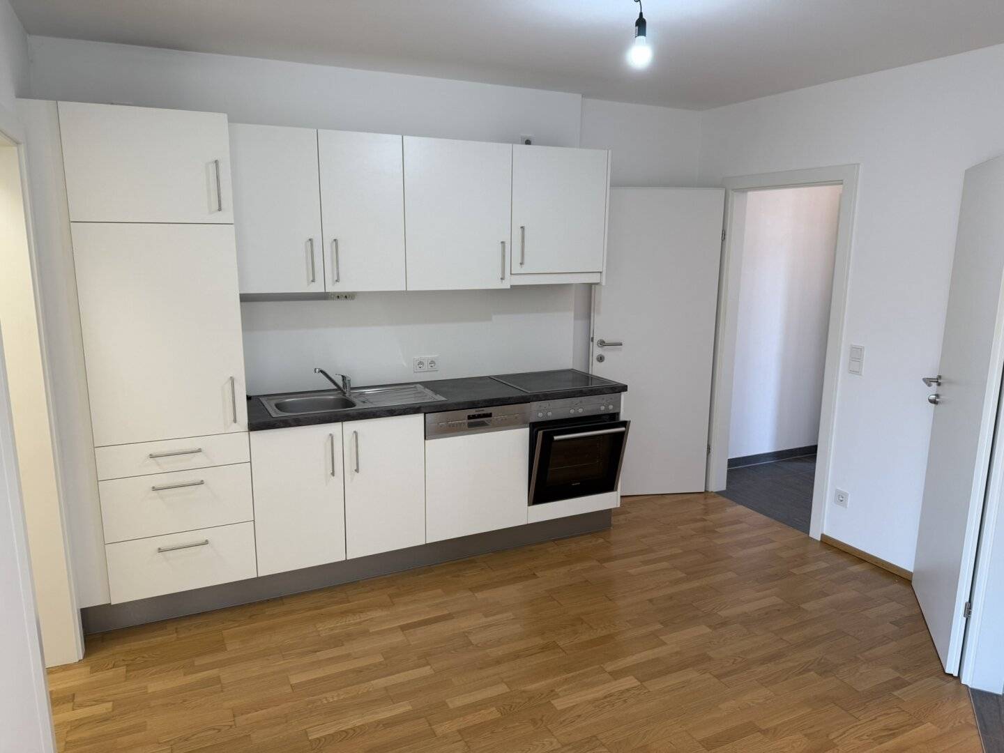 Investmentchance! Neuwertige vermietete 2-Zimmer-Wohnung: Balkon, Garage & moderne Ausstattung