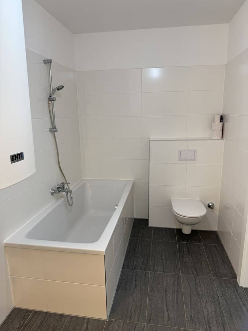 Investmentchance! Neuwertige vermietete 2-Zimmer-Wohnung: Balkon, Garage & moderne Ausstattung
