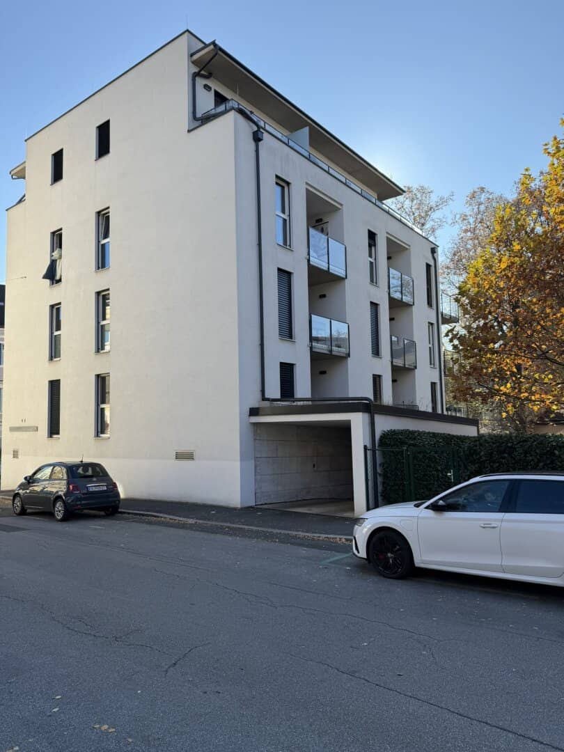 Investmentchance! Neuwertige vermietete 2-Zimmer-Wohnung: Balkon, Garage & moderne Ausstattung