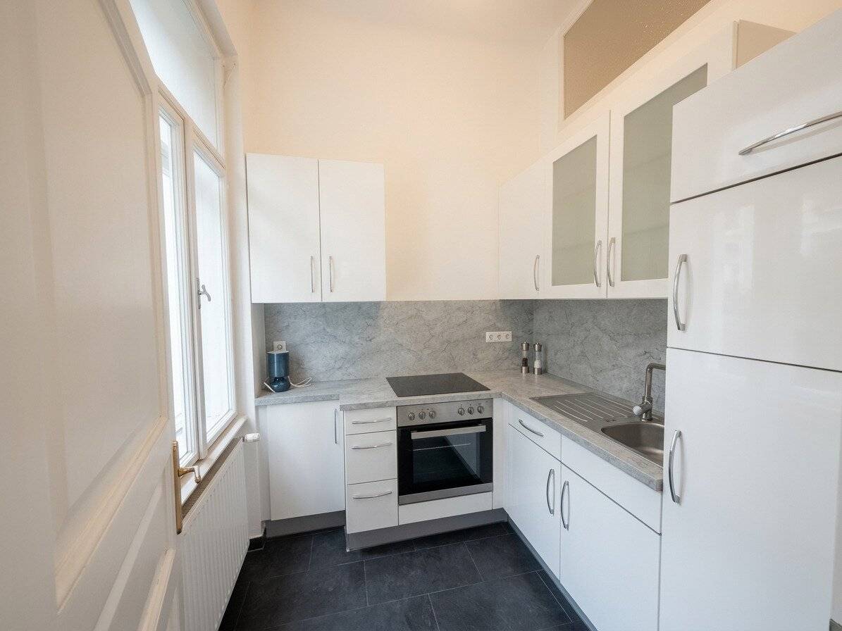 Verlängerung der SOMMERAKTION: Halbe Maklerprovision sparen bis 15.9.! Freundliche 2-Zimmer-Altbauwohnung mit Einbauküche und Hof-Grünblick in 1030 Toplage – Möglichkeit des Balkonanbaus