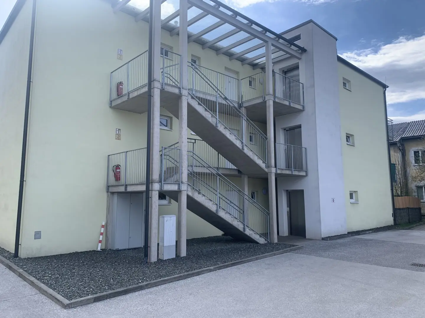 Neuwertige , vermietete 3-Zi Vorsorgewohnung Klagenfurt, Balkon, Stellplatz, Fußbodenheizung, um Nettopreis € 235.000 zzgl. MWST zu verkaufen.