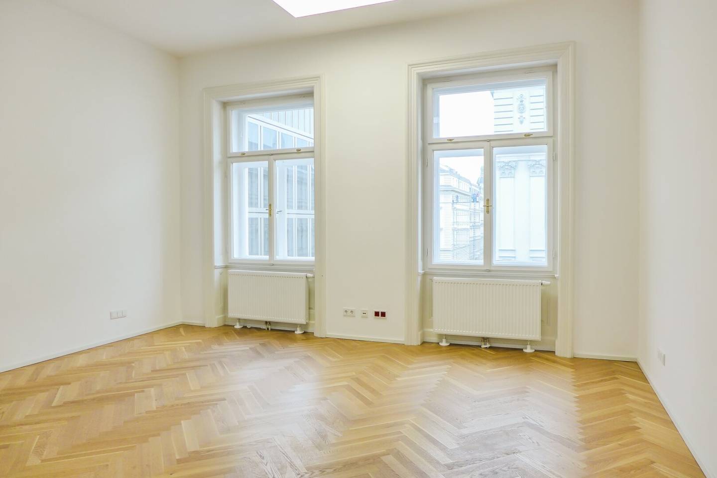 Modernes Büro in repräsentativem Stilaltbau - 5 Zimmer - Balkon - Garage - €24/qm HMZ