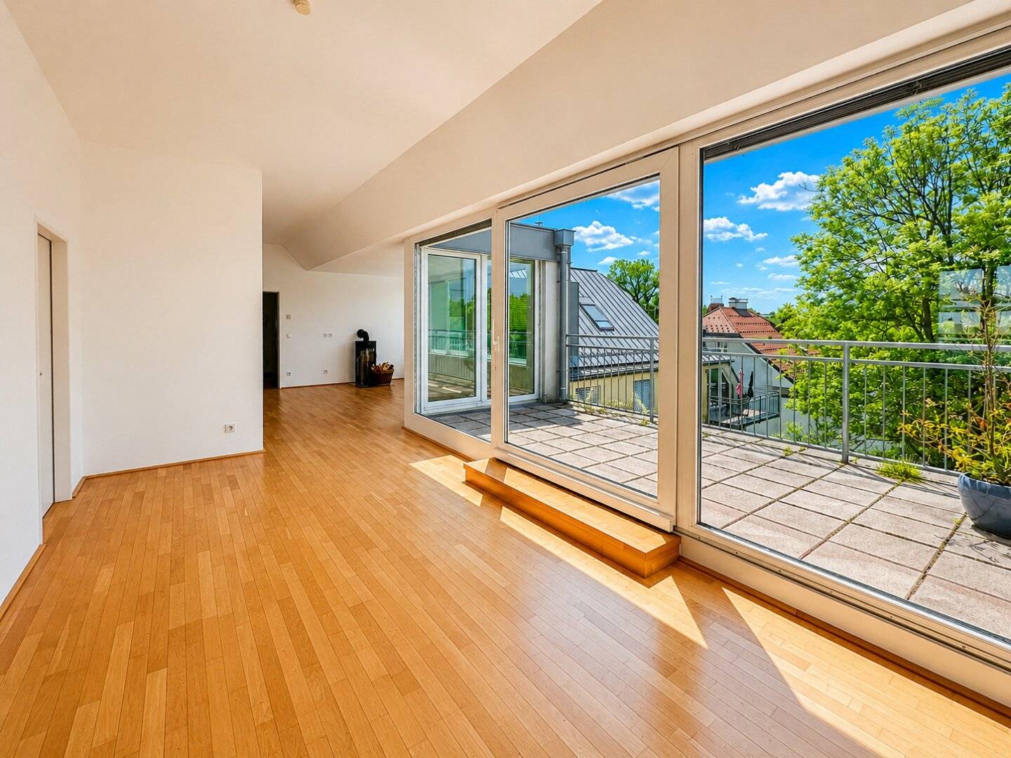 ***3-Zimmer-DG-Neubauwohnung mit Terrasse & Stellplatz nahe Schloss Hetzendorf***