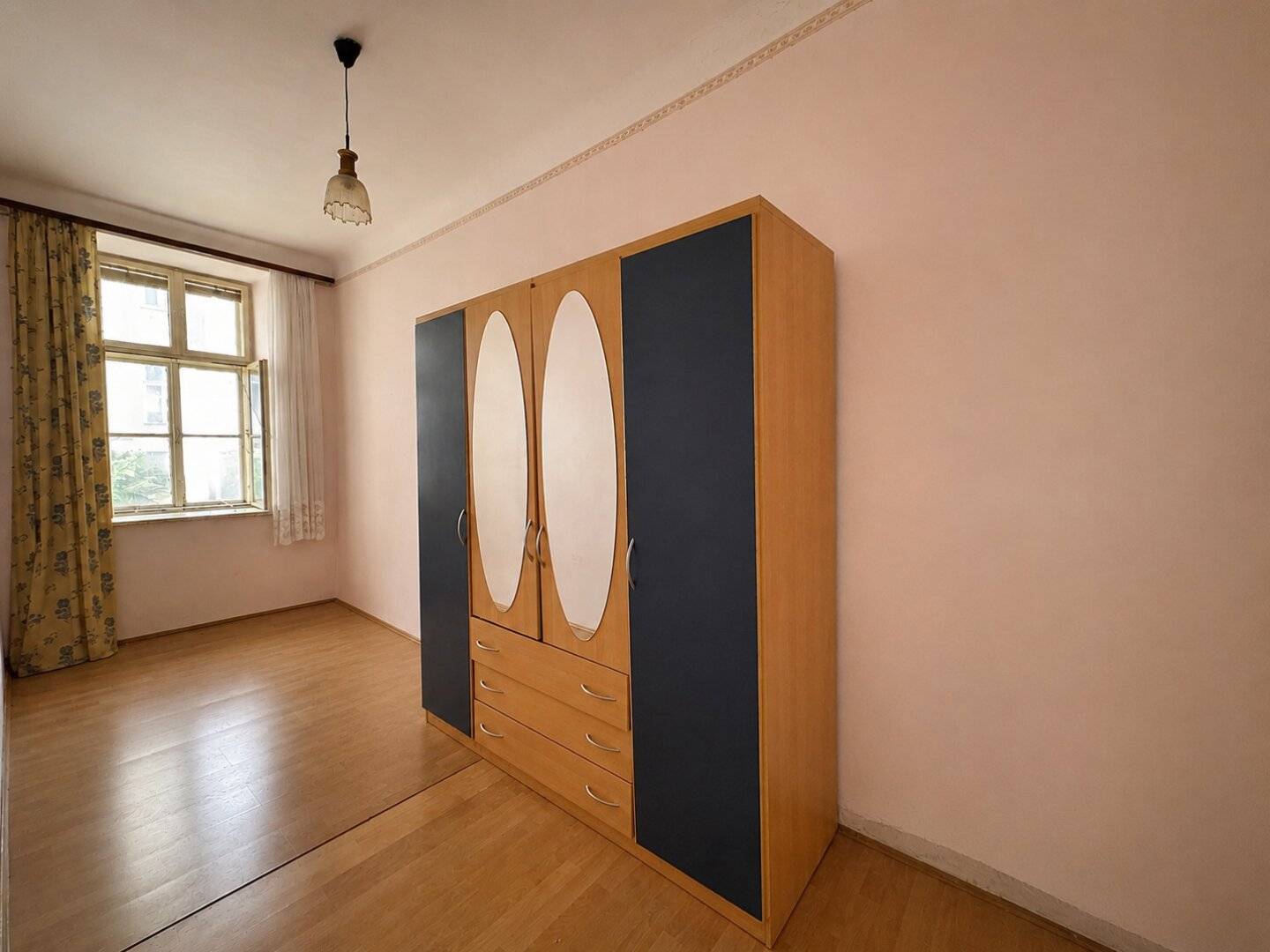 ***Sanierungsbedürftige 2,5 Zimmer-Altbauwohnung nahe Aumannplatz in ruhiger Innenhoflage***