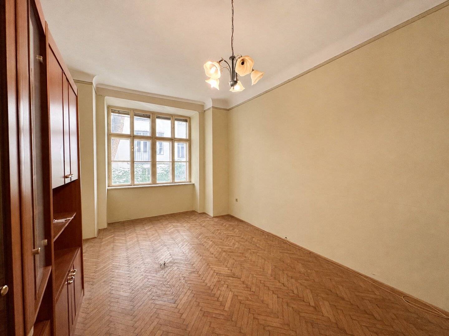 ***Sanierungsbedürftige 2,5 Zimmer-Altbauwohnung nahe Aumannplatz in ruhiger Innenhoflage***