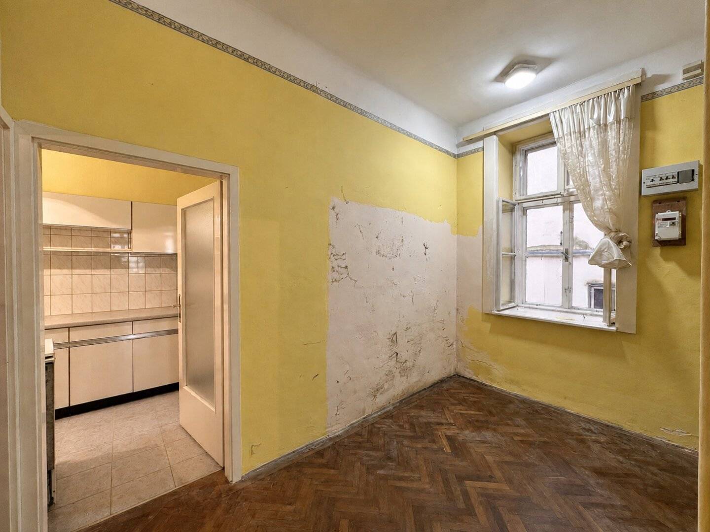 ***Sanierungsbedürftige 2,5 Zimmer-Altbauwohnung nahe Aumannplatz in ruhiger Innenhoflage***