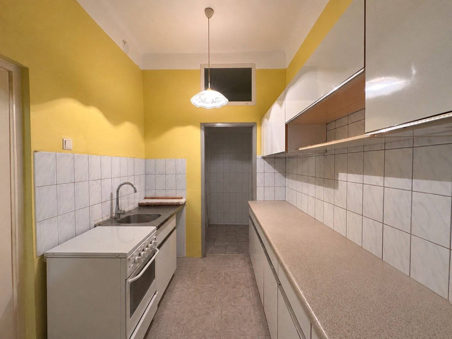 ***Sanierungsbedürftige 2,5 Zimmer-Altbauwohnung nahe Aumannplatz in ruhiger Innenhoflage***