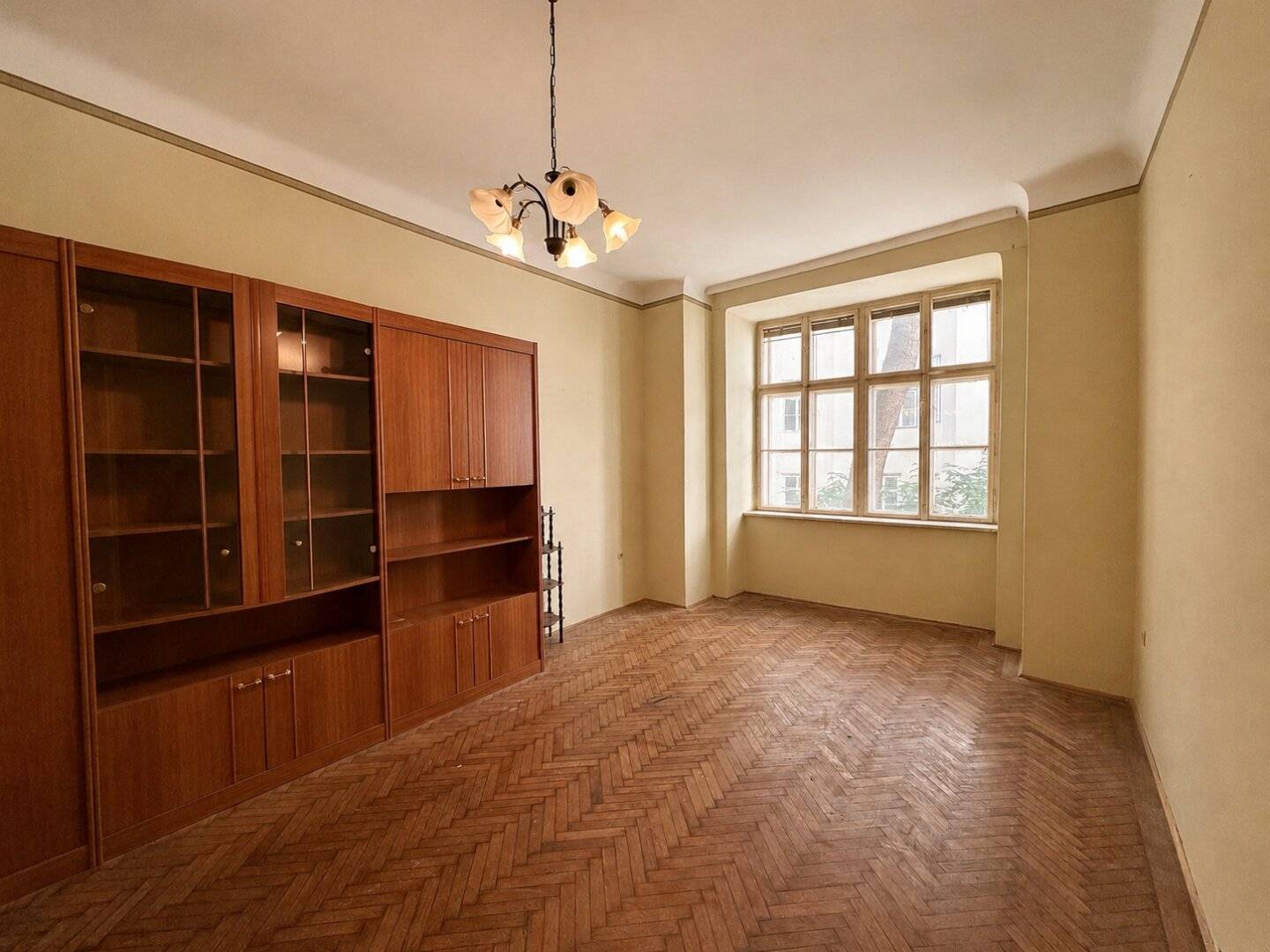 ***Sanierungsbedürftige 2,5 Zimmer-Altbauwohnung nahe Aumannplatz in ruhiger Innenhoflage***