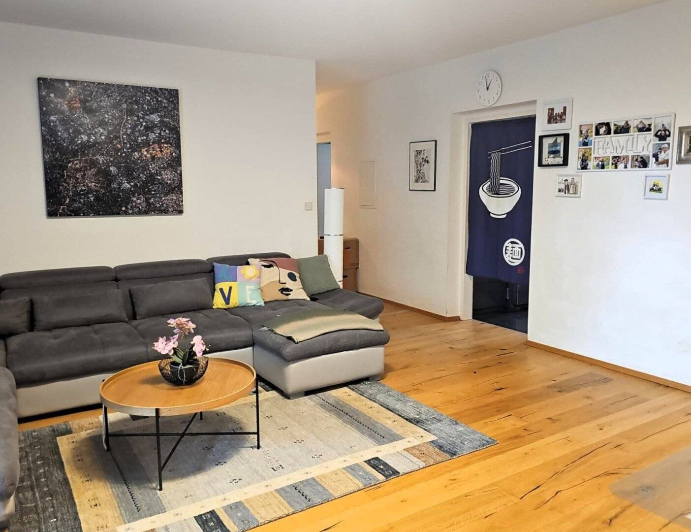 Aussergewönlich schöne 4 Zimmer-Küche Wohnung mit Südbalkon und Tiefgaragenplatz Nähe Smart City!
