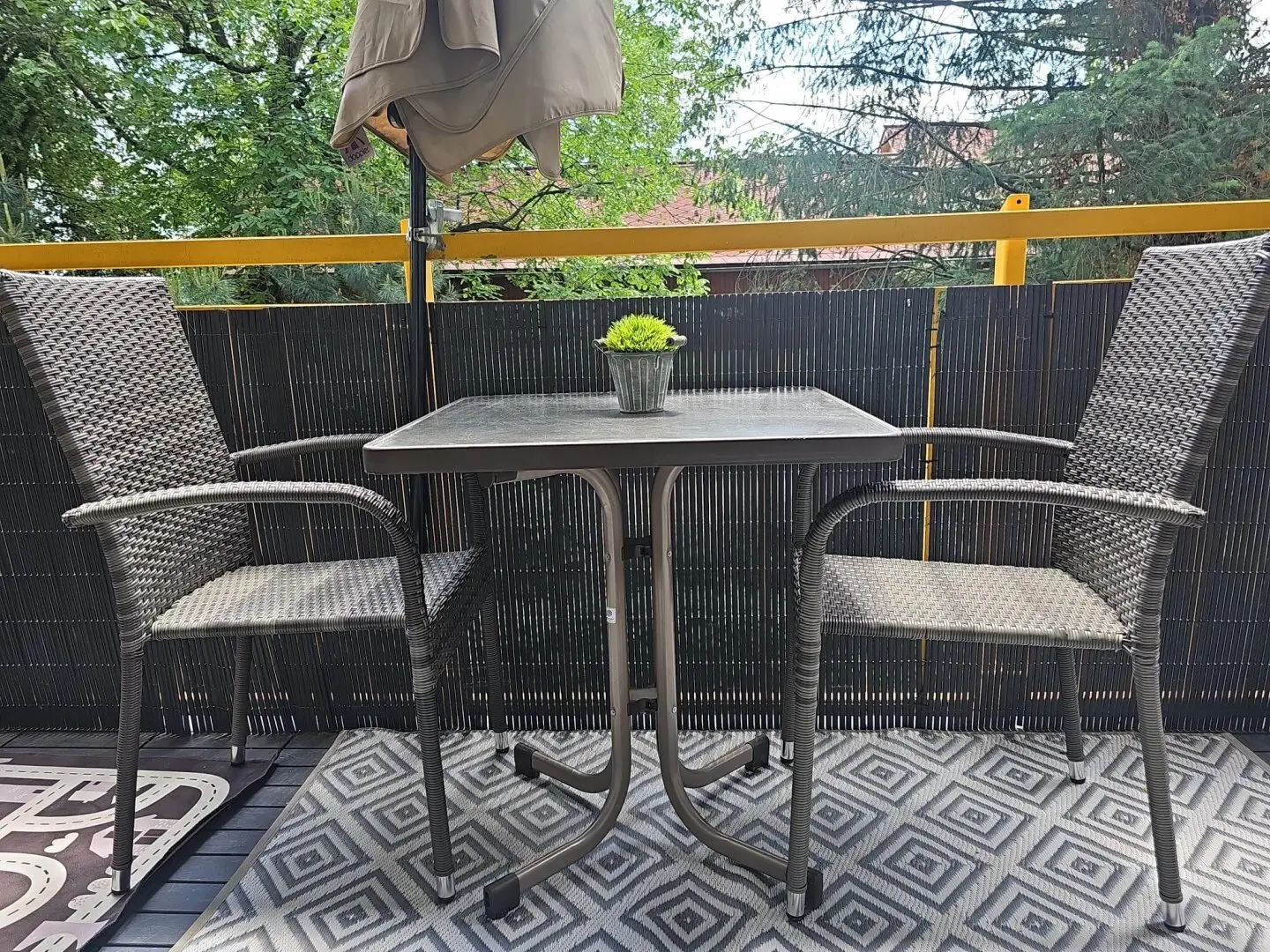 Aussergewönlich schöne 4 Zimmer-Küche Wohnung mit Südbalkon und Tiefgaragenplatz Nähe Smart City!