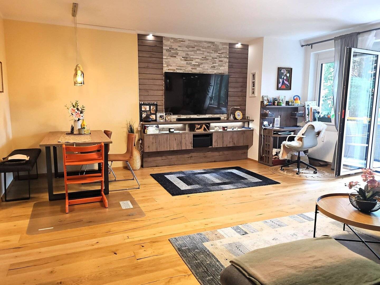 Aussergewönlich schöne 4 Zimmer-Küche Wohnung mit Südbalkon und Tiefgaragenplatz Nähe Smart City!