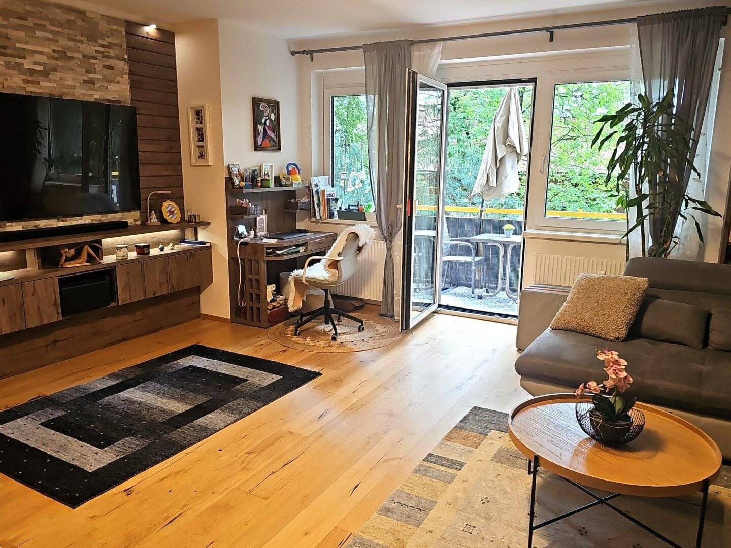 Aussergewönlich schöne 4 Zimmer-Küche Wohnung mit Südbalkon und Tiefgaragenplatz Nähe Smart City!