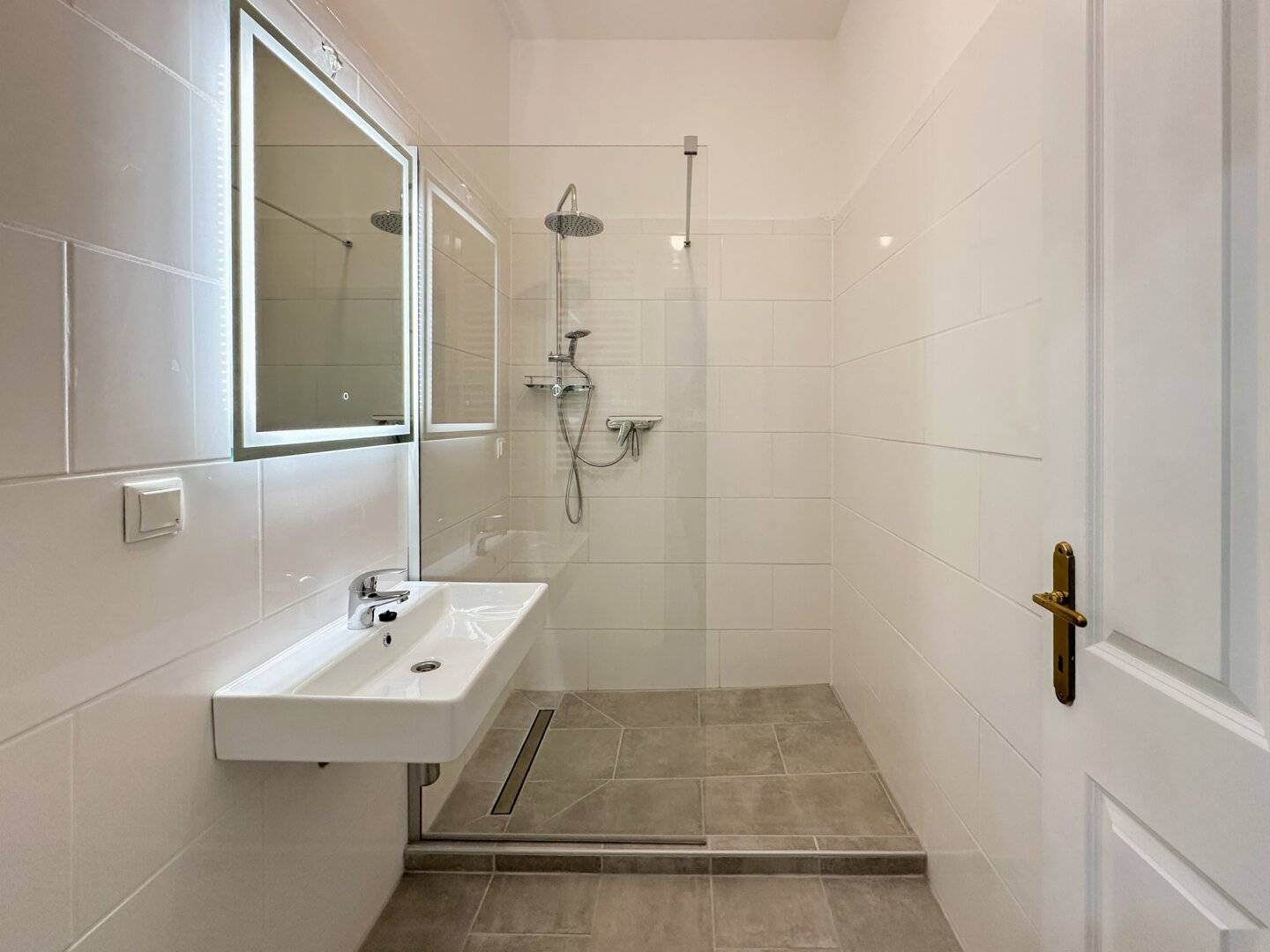 ***Sanierte 2-Zimmer-Altbauwohnung in Ruhelage mit guter Anbindung in die City***