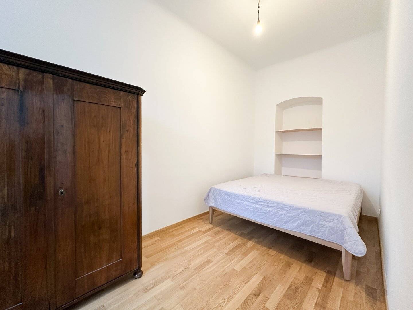 ***Sanierte 2-Zimmer-Altbauwohnung in Ruhelage mit guter Anbindung in die City***