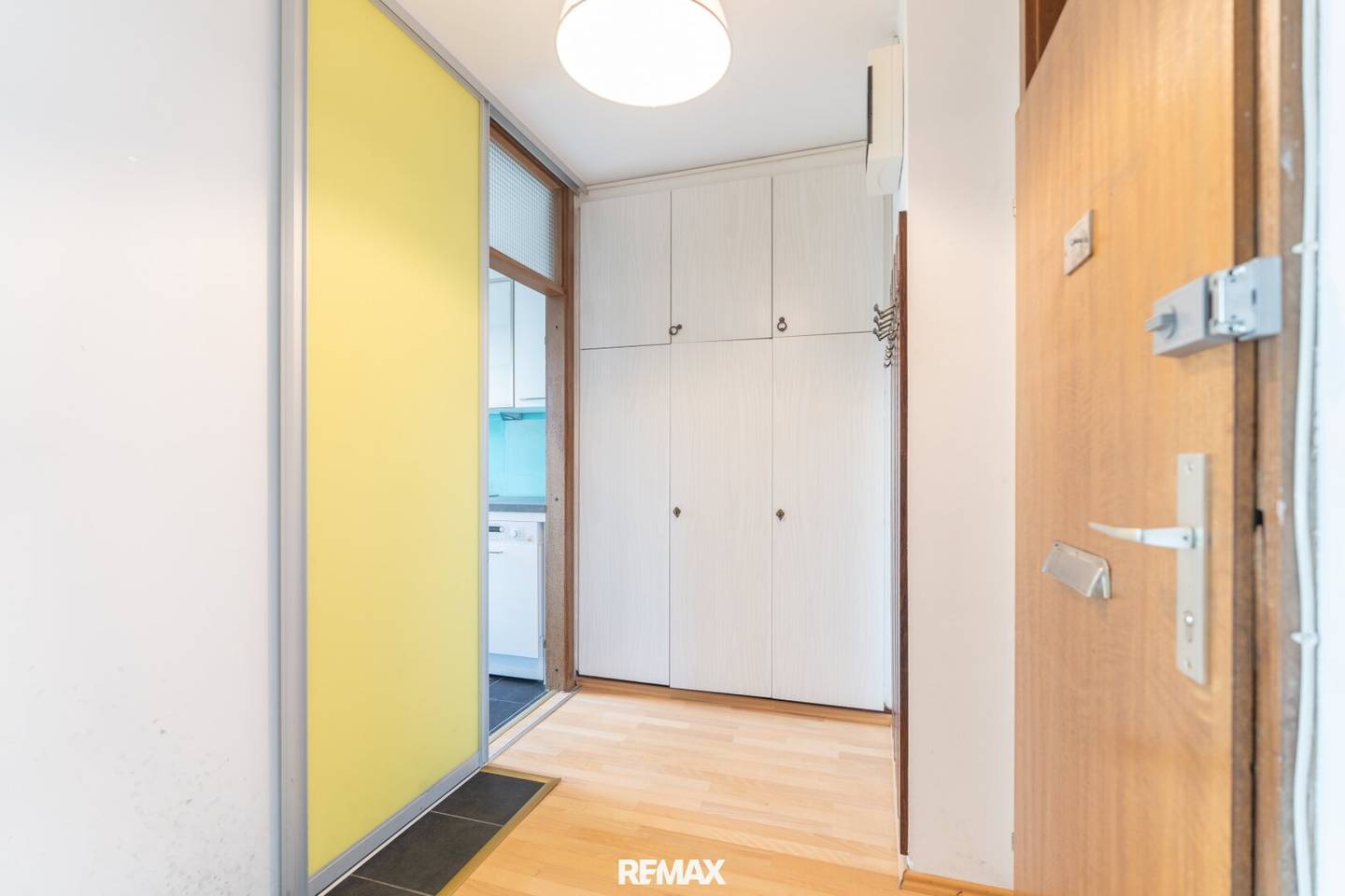 Investment mit Weitblick - Lichtdurchflutete 2 Zimmer DG Eckwohnung
