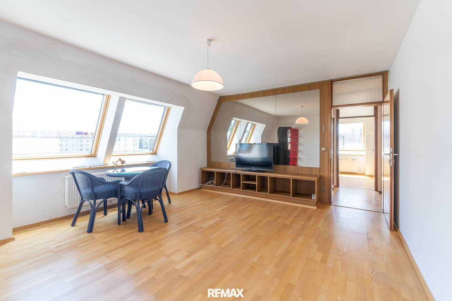 Investment mit Weitblick - Lichtdurchflutete 2 Zimmer DG Eckwohnung