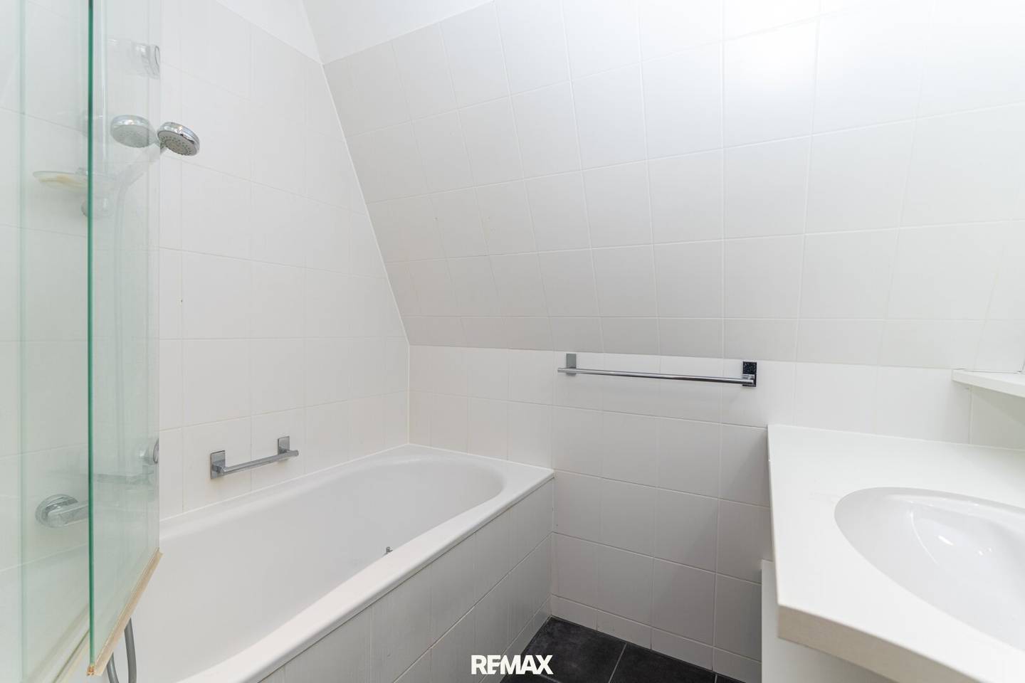 Investment mit Weitblick - Lichtdurchflutete 2 Zimmer DG Eckwohnung