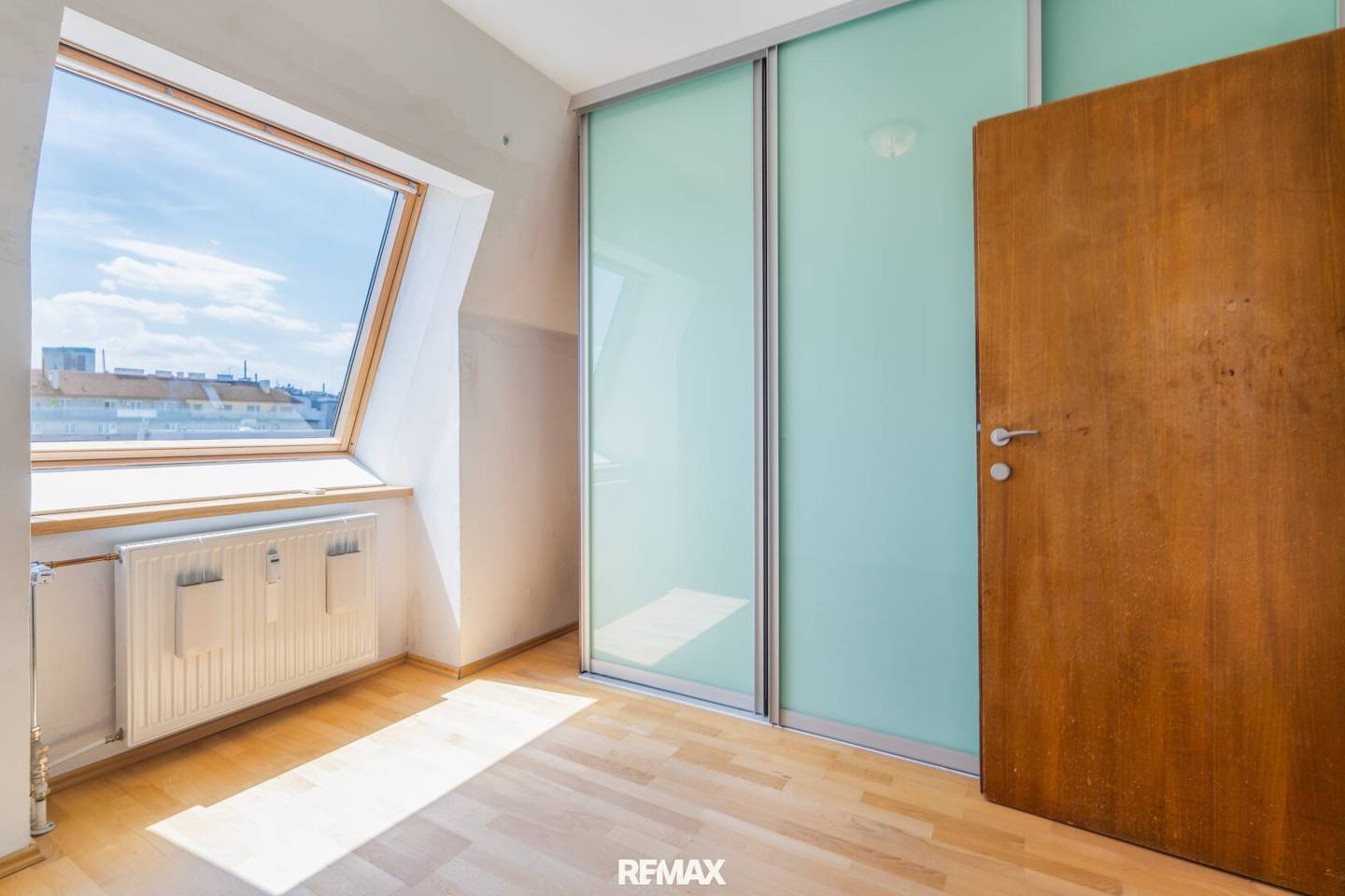 Investment mit Weitblick - Lichtdurchflutete 2 Zimmer DG Eckwohnung