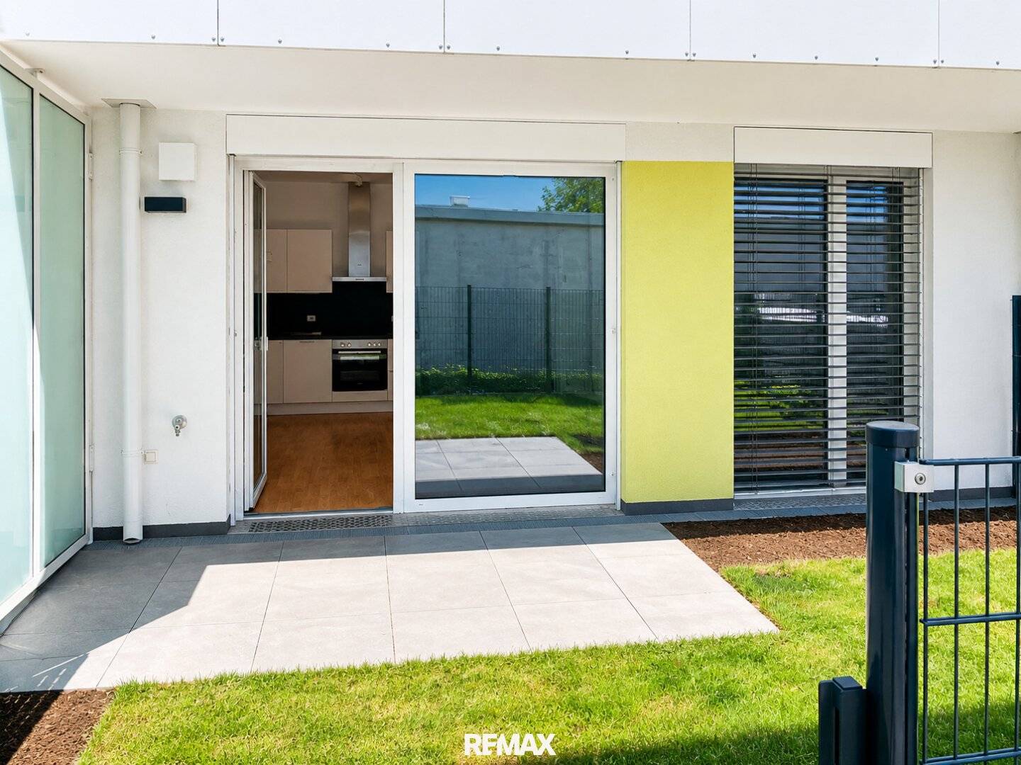 Gartenwohnung mit Terrasse, Eigengarten und Garage