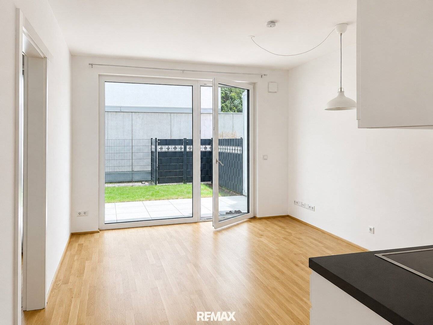 Gartenwohnung mit Terrasse, Eigengarten und Garage