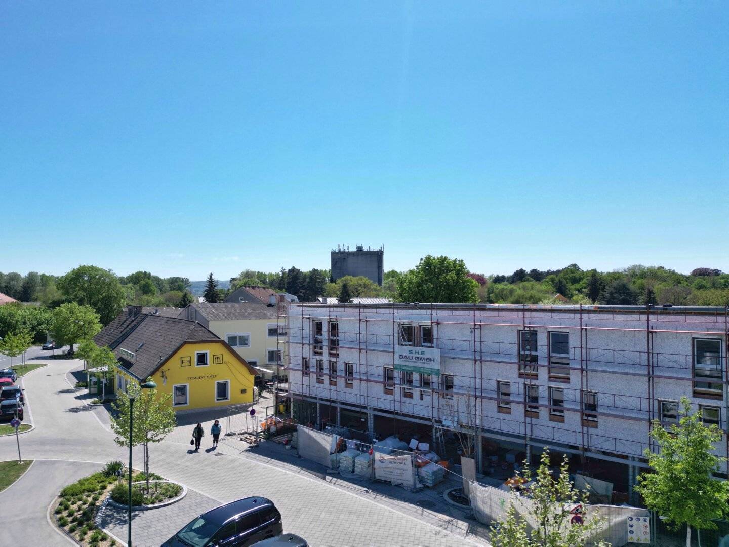 Moderne Erstbezugs-Reihenhäuser am Hauptplatz – 136 m² Wohnkomfort mit Garten & 2 Parkplätzen in Götzendorf an der Leitha