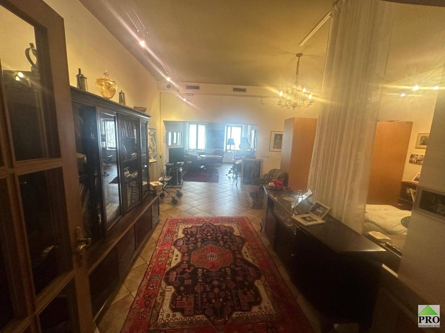 Beste Lage in Krems - am hohen Markt!  167m2 Eigentum  als Geschäft, Büro, Wohnung oder Atelier gut geeignet!