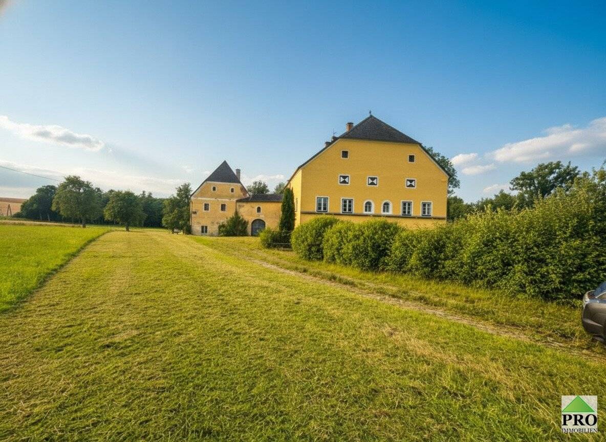 Romantisches Schloss in Oberösterreich nahe der BRD Grenze und Salzburg zu verkaufen,  auch für Pferdehaltung geeignet!