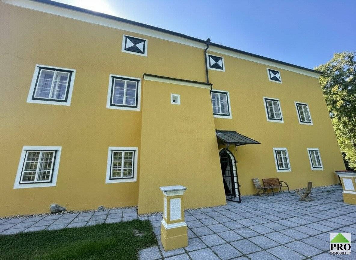 Romantisches Schloss in Oberösterreich nahe der BRD Grenze und Salzburg zu verkaufen,  auch für Pferdehaltung geeignet!