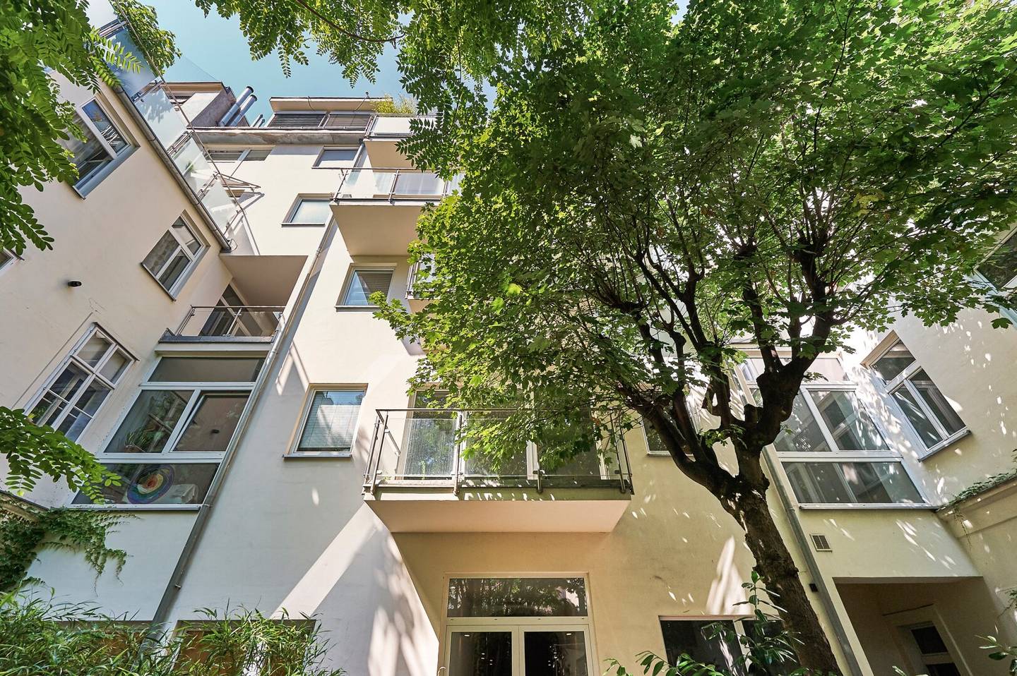 Modern prewar apartment with magnificent terrace and loggia in a prime location directly at Naschmarkt