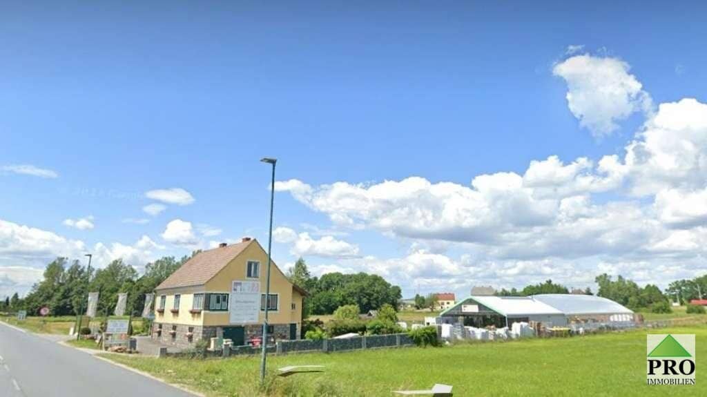 Betriebsliegenschaft in gut frequentierter Lage mit  9.423 m2 Waldviertel Richtung Wien mit großem Entwicklungspotential