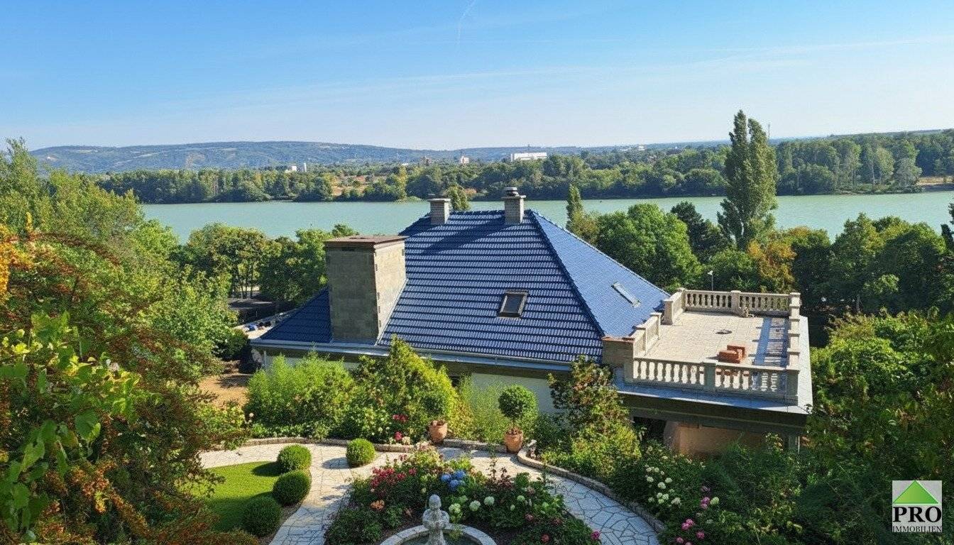 Exklusiver Wohnsitz am Fuße des Kahlenberges mit Donaublick. Teilrestauriert entkernt und komplette Ausbauplanung.
