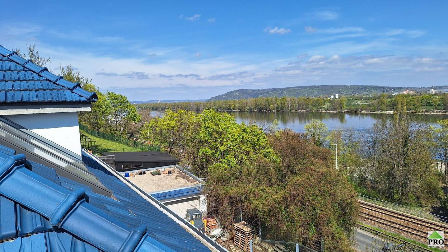 Exklusiver Wohnsitz am Fuße des Kahlenberges mit Donaublick. Teilrestauriert entkernt und komplette Ausbauplanung.