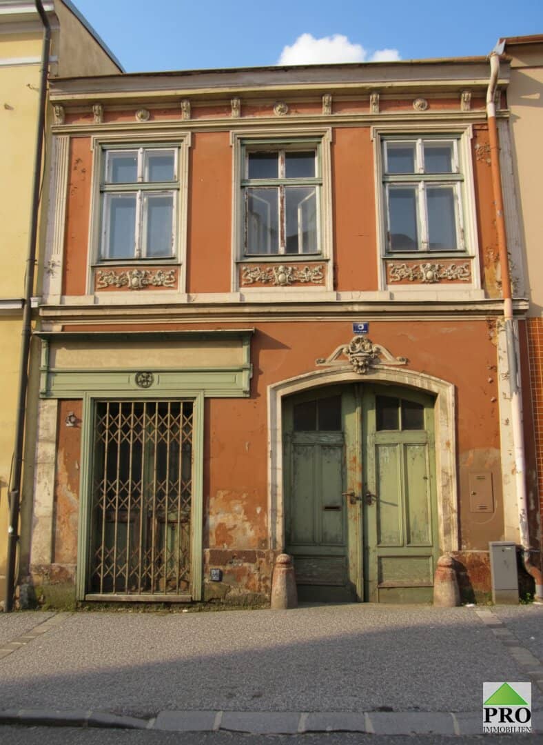 Share Deal möglich! Übernehmen Sie eine Besitzgesellschaft mit 5 Zinshäusern und einem Grundstück mitten in Waidhofen an der Thaya (Waldviertel) 5 Stadthäuser (1 davon saniert & vermietet), 4 davon zu Sanieren - Anleger aufgepasst!