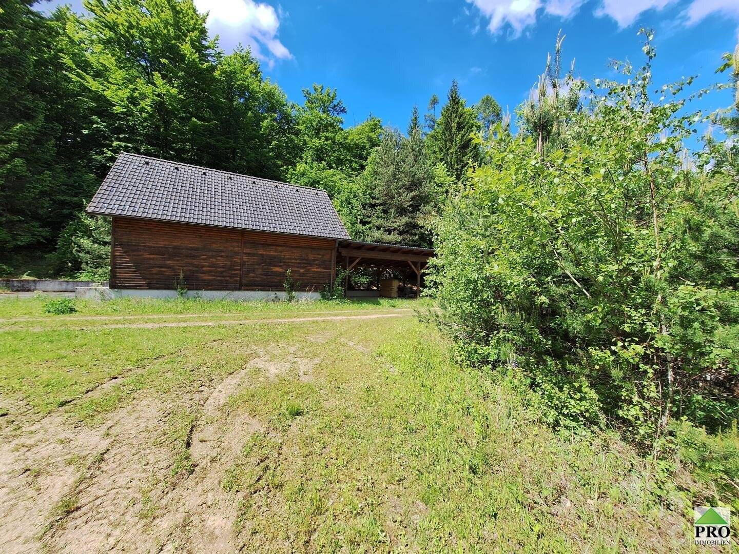 25,12 ha Wald, Wiesen und 2 Teiche umgeben das ehemalige Bauernhaus, den neu errichteten Schuppen und das Carport