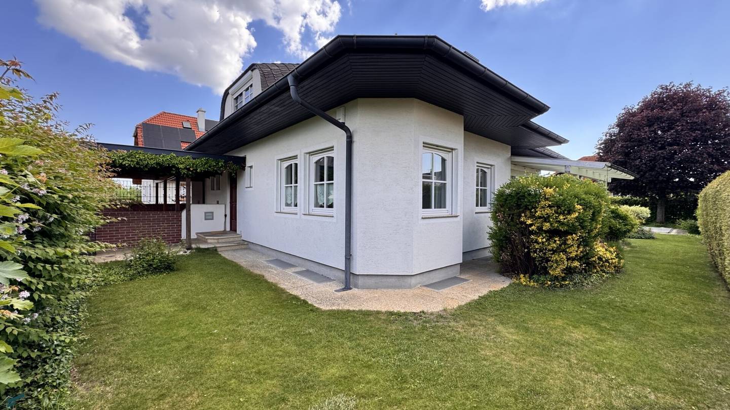 Einfamilienhaus mit Garage, Carport, Pool und Sauna in Bad Fischau-Brunn