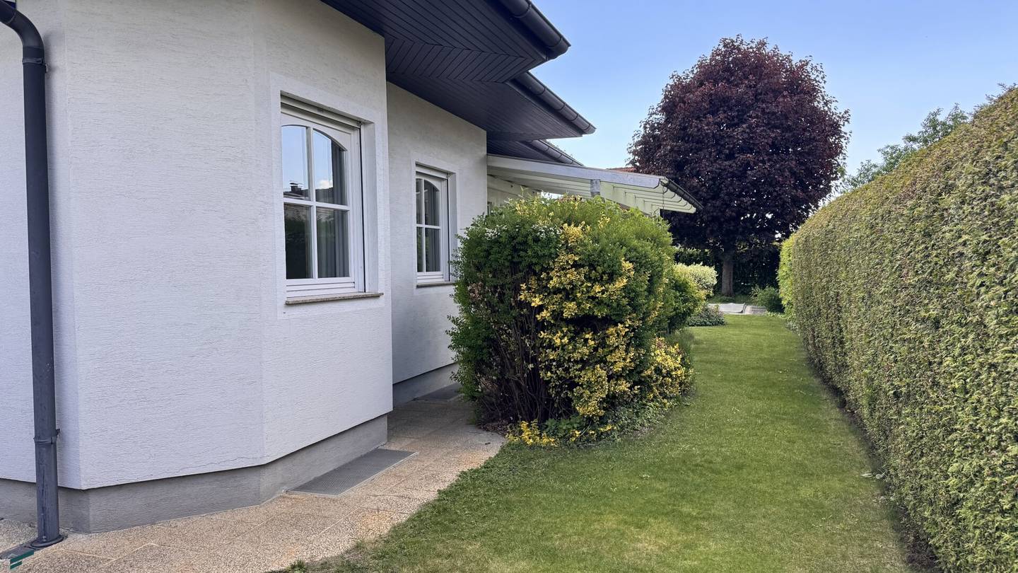 Einfamilienhaus mit Garage, Carport, Pool und Sauna in Bad Fischau-Brunn