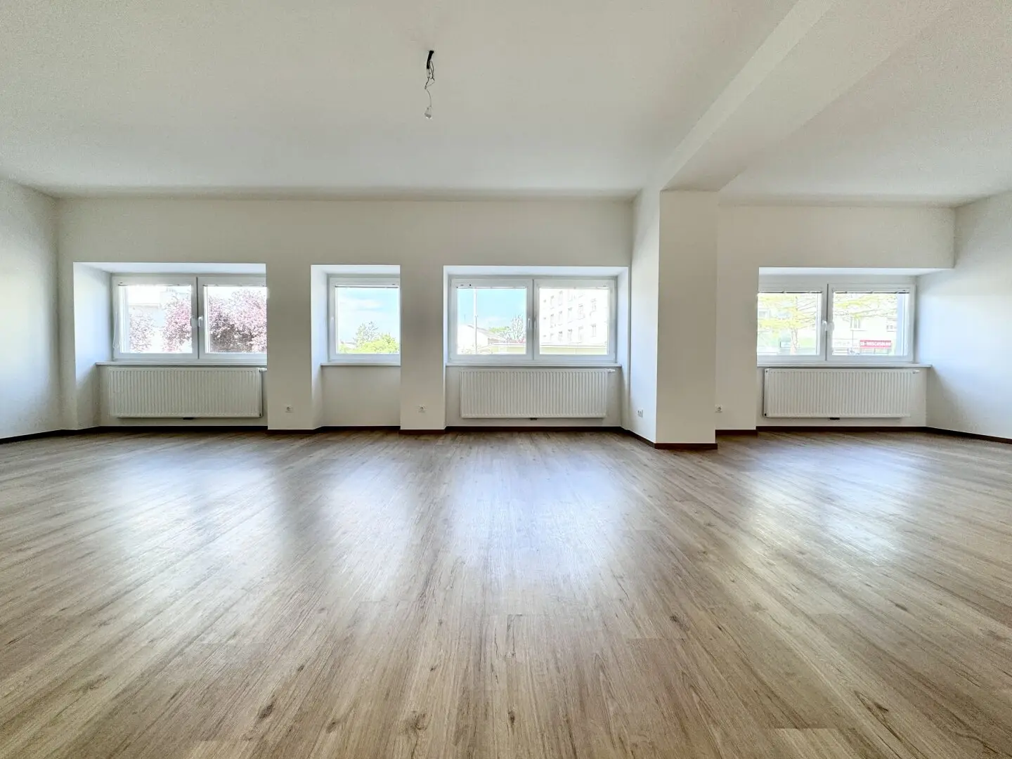 Lichtdurchflutete 89 m2! 2-Zimmer-Loft mit großzügigem Bad | Vollausgestattete Küche| Zwei Eingänge | Parkplatz inklusive