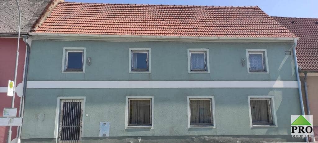 Mitten am Ortsplatz von  Pernegg, (10KM bei Horn) Mehrfamilienhaus (Sanierungsbedürftig!) mit Garten zu Verkaufen!