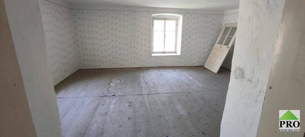 Mitten am Ortsplatz von  Pernegg, (10KM bei Horn) Mehrfamilienhaus (Sanierungsbedürftig!) mit Garten zu Verkaufen!