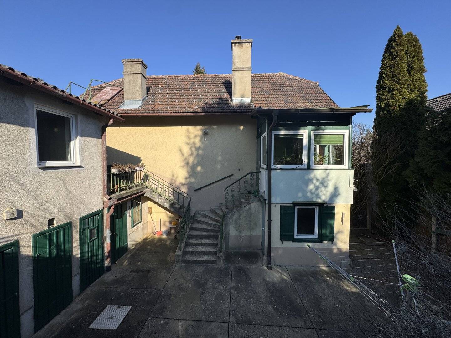Sanierungswürdiger Altbau mit Innenhof & Gedichten
