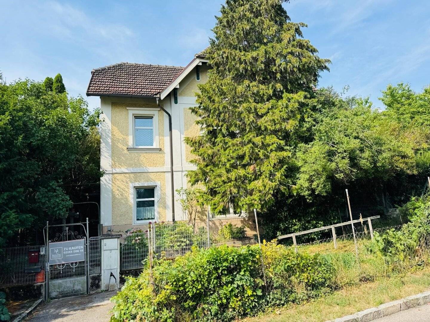 Sanierungswürdiger Altbau mit Innenhof & Gedichten