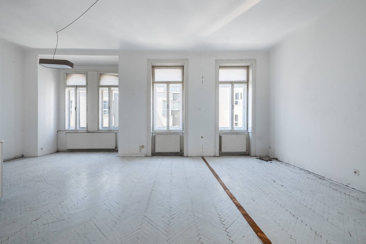 Nächst Neubaugasse! Südwestseitiger 4-Zimmer-Altbau mit Balkon in ruhiger Seitengasse!