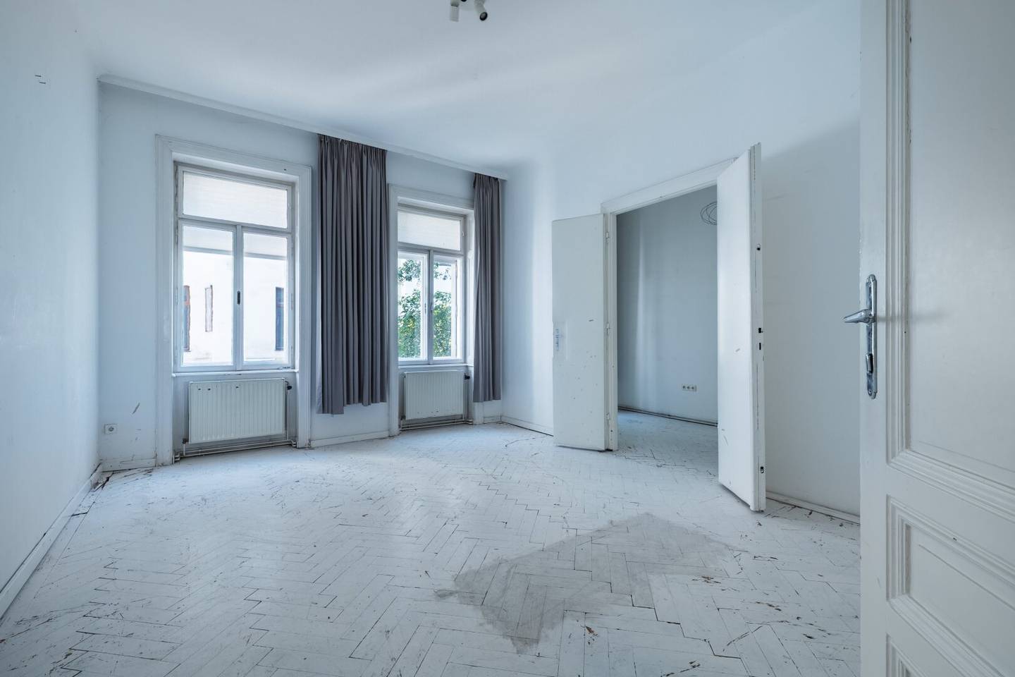 Nächst Neubaugasse! Südwestseitiger 4-Zimmer-Altbau mit Balkon in ruhiger Seitengasse!