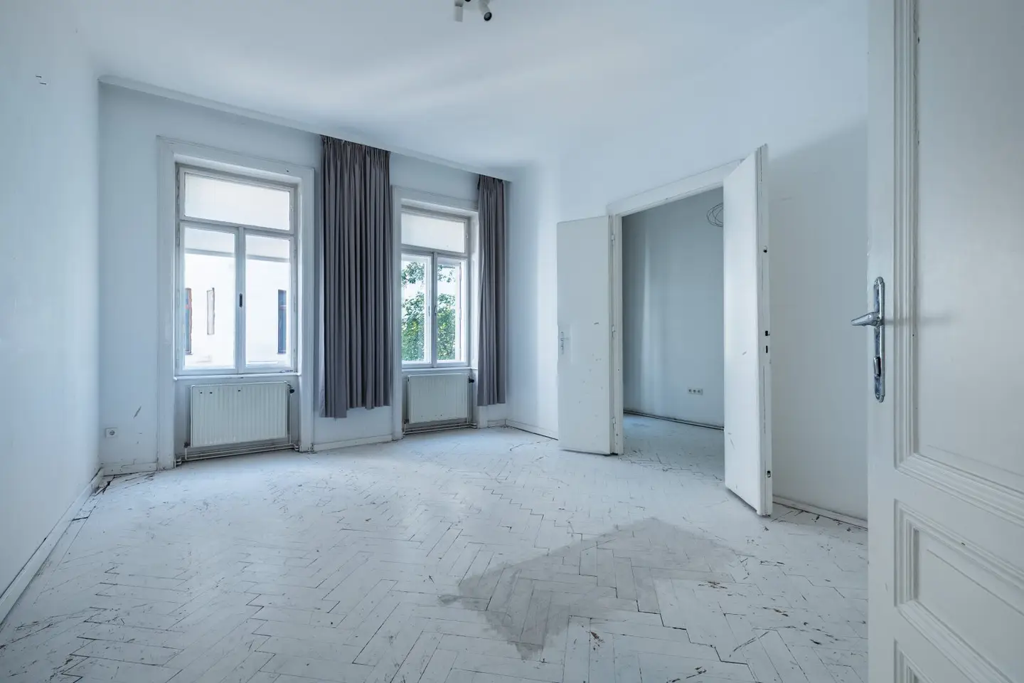 Nächst Neubaugasse! Südwestseitiger 4-Zimmer-Altbau mit Balkon in ruhiger Seitengasse!