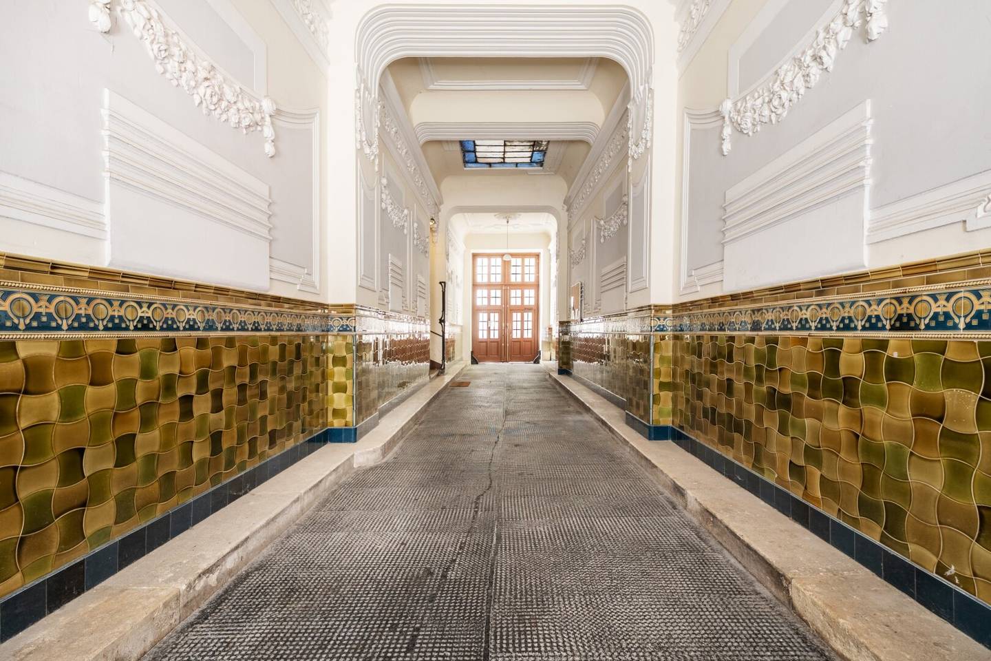 Nächst Neubaugasse! Südwestseitiger 4-Zimmer-Altbau mit Balkon in ruhiger Seitengasse!