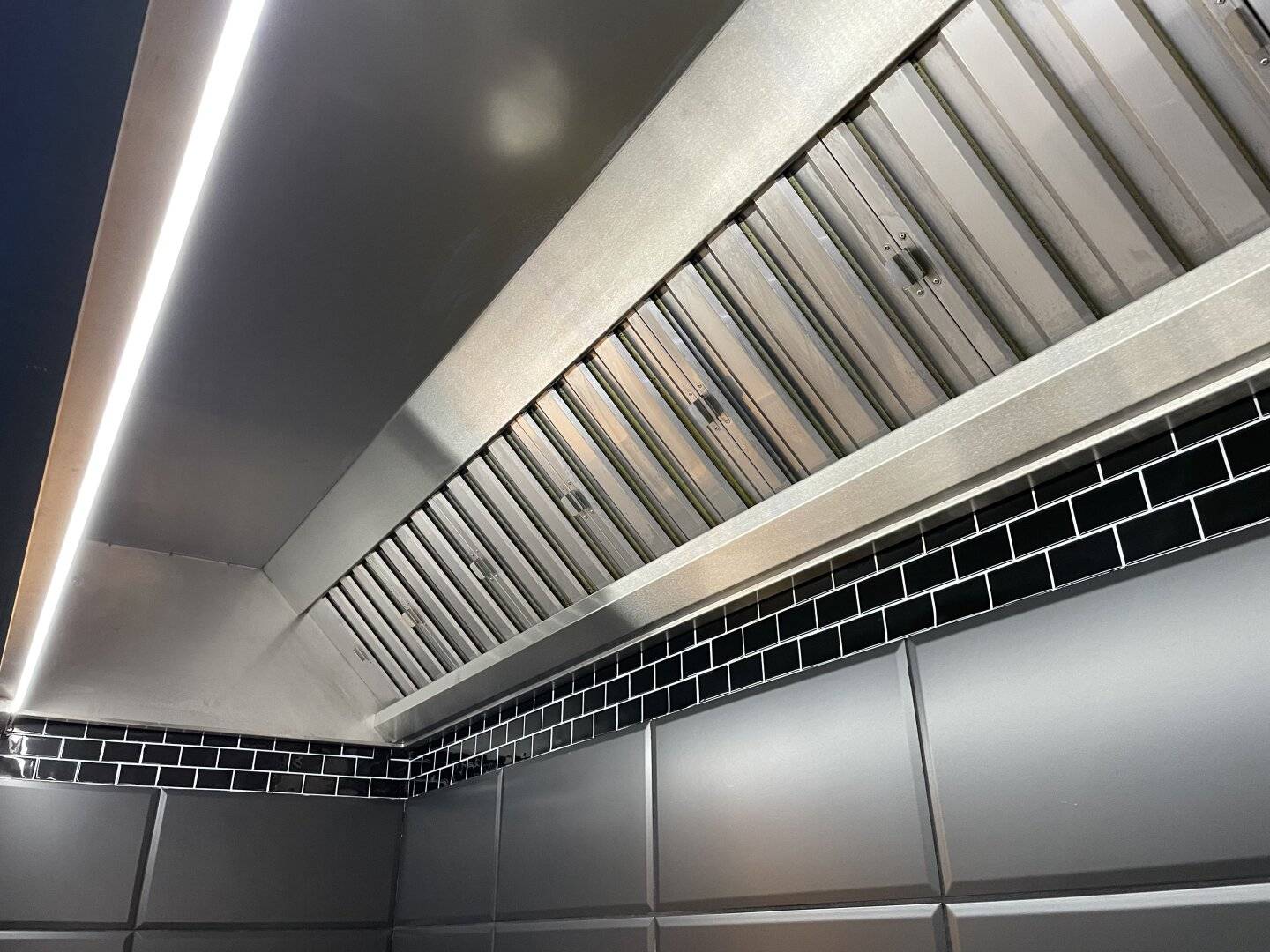 PREISREDUKTION: Imbiss in Neubau, saniert, betriebsbereit, günstige Miete & Schanigarten.