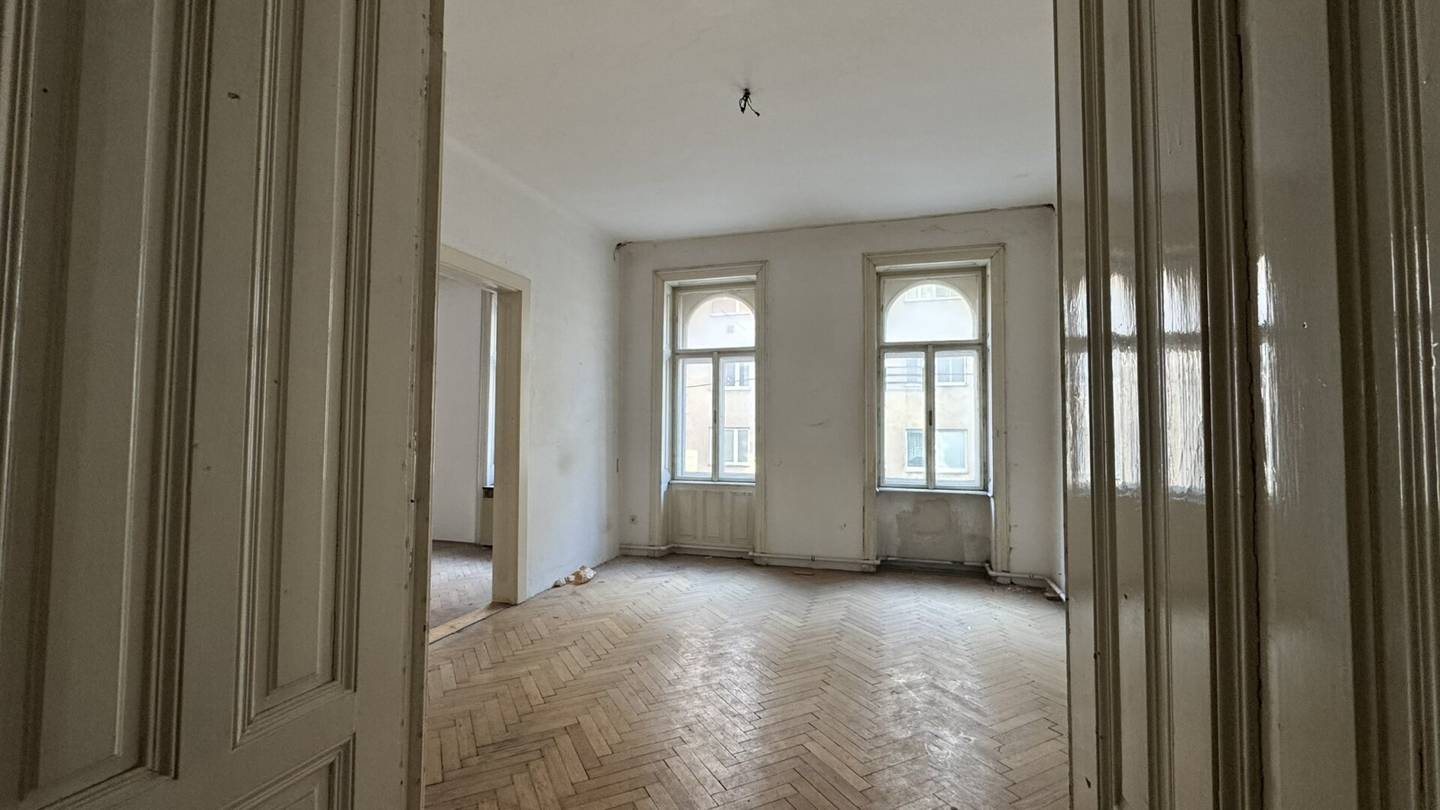 Zinshaus mit erheblichem Wertsteigerungs- und Entwicklungspotenzial – Bestandsfrei und mit 200m² Rohdachboden!