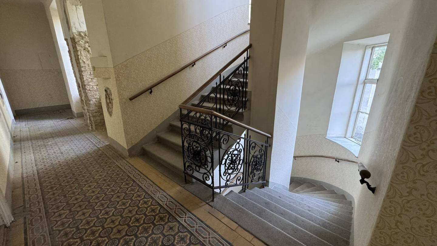 Zinshaus mit erheblichem Wertsteigerungs- und Entwicklungspotenzial – Bestandsfrei und mit 200m² Rohdachboden!