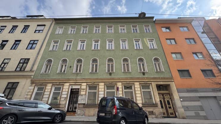 Zinshaus mit erheblichem Wertsteigerungs- und Entwicklungspotenzial – Bestandsfrei und mit 200m² Rohdachboden!