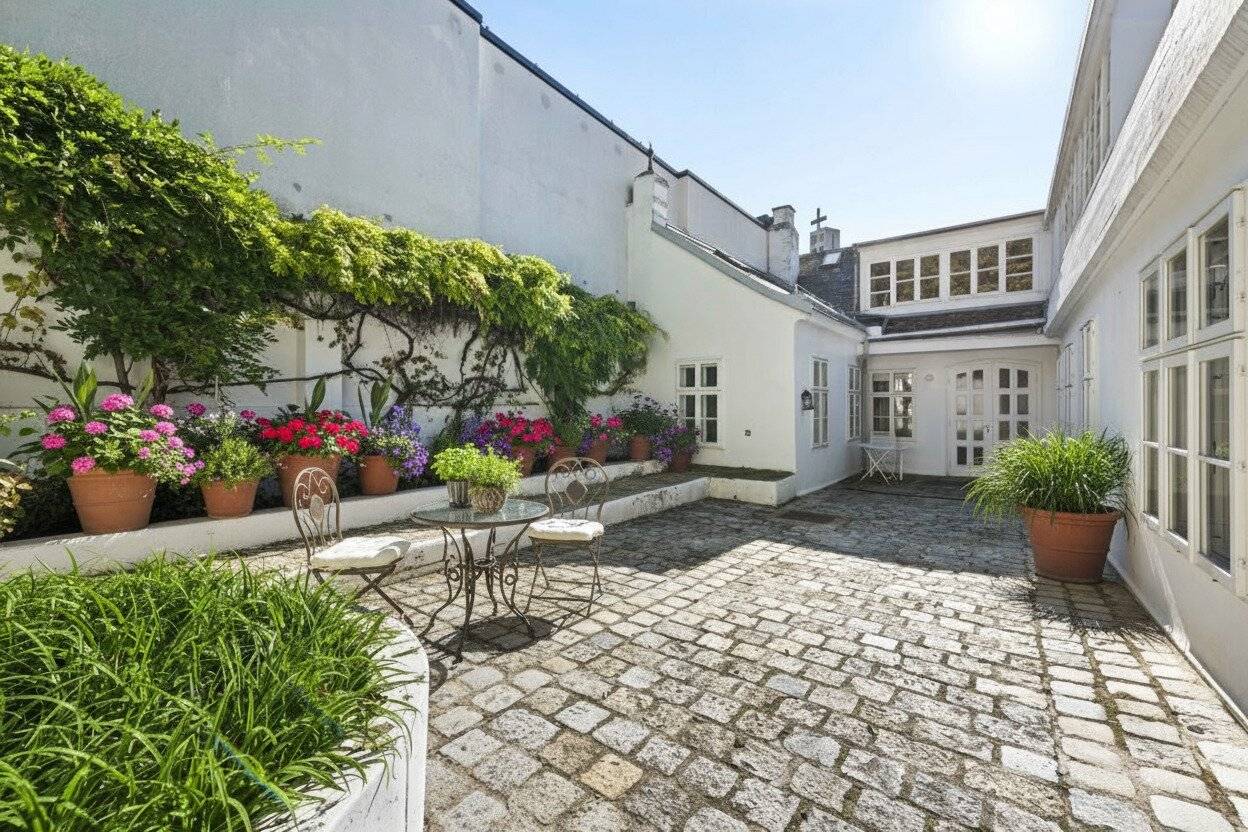 Familiensitz mit Atrium Innenhof, 7 Zimmer und großer Grünfläche sucht Sie